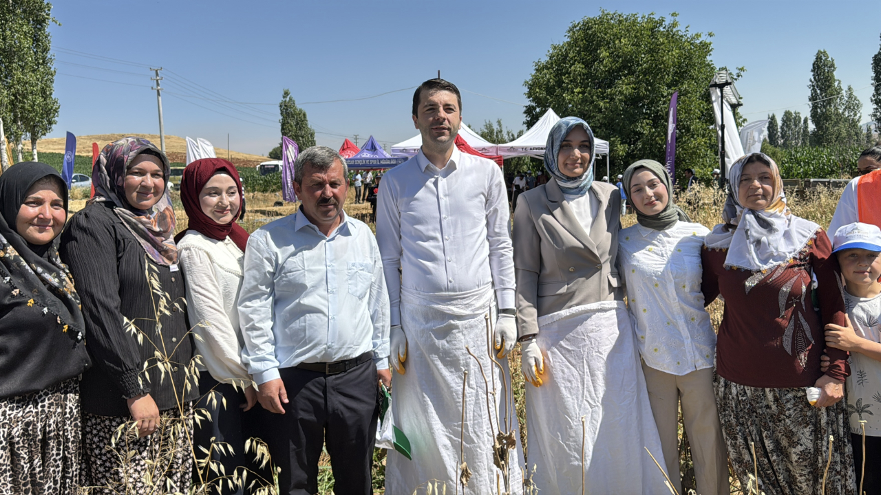 Afyonkarahisar'da "Gönüllü Hasat" Etkinliği Düzenlendi