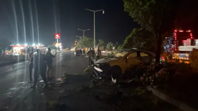 Afyonkarahisar’da Trafik Kazası: Araç Orta Refüje Girdi, Ağaçlara Çarptı