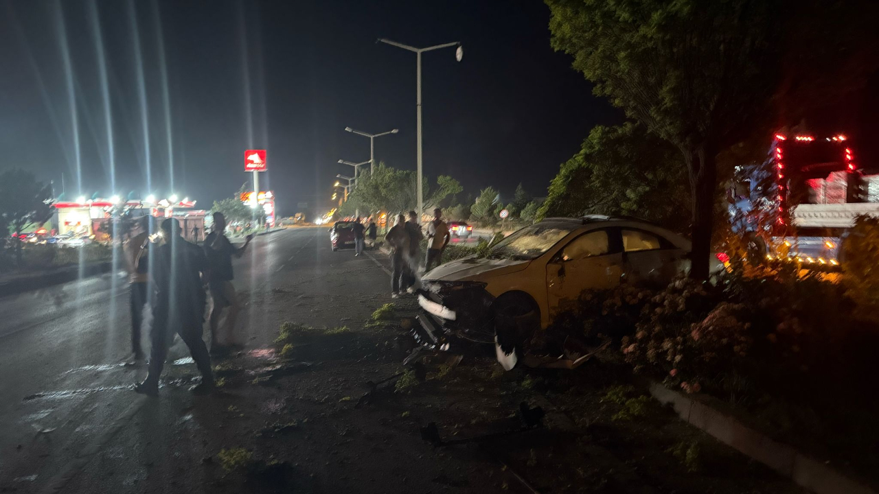 Afyonkarahisar’da Trafik Kazası: Araç Orta Refüje Girdi, Ağaçlara Çarptı