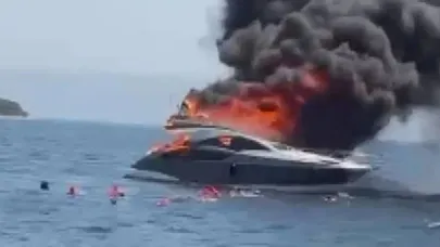 Teknede Yangın Paniği: 16 Kişi Denize Atladı