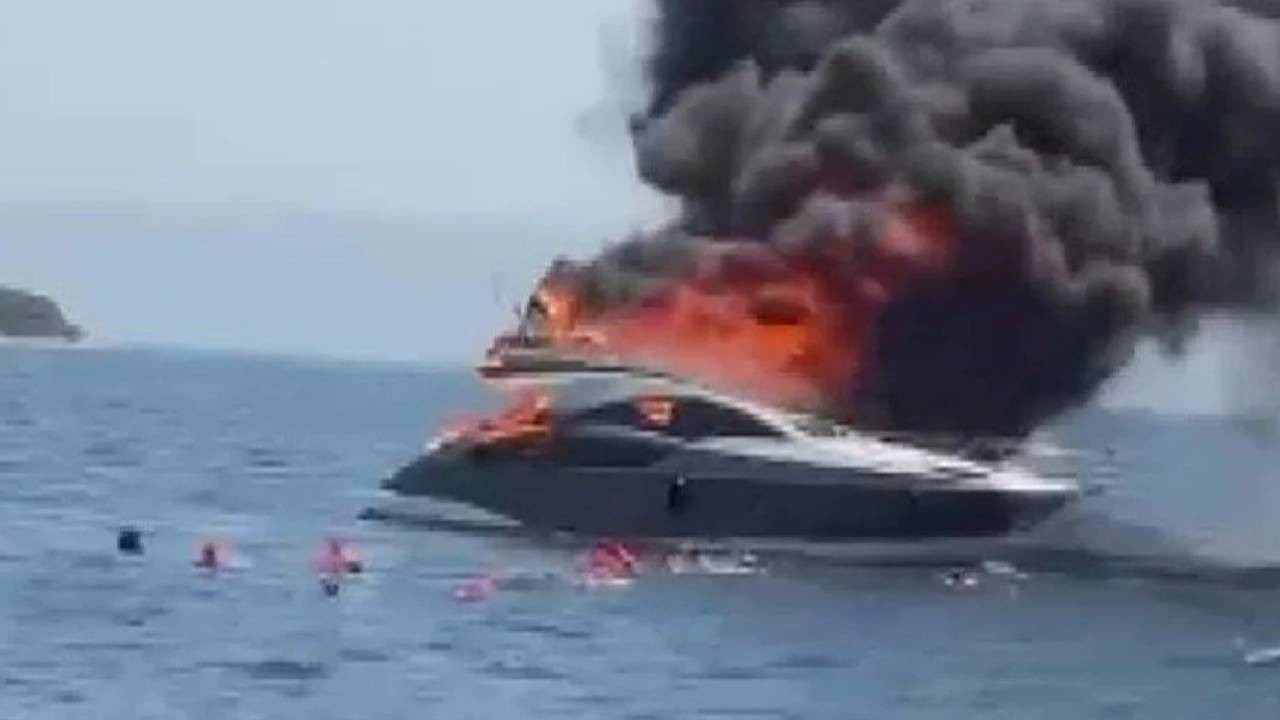 Teknede Yangın Paniği: 16 Kişi Denize Atladı