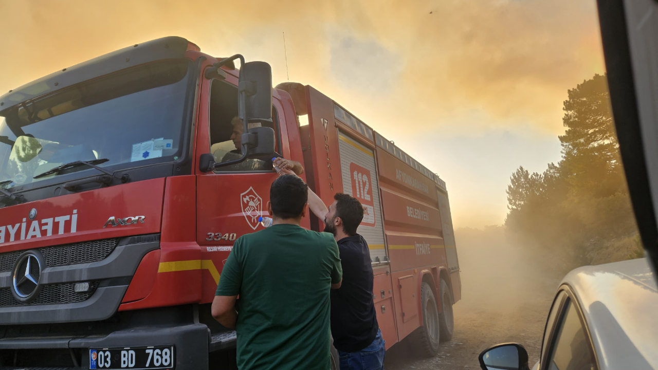 AK Parti Gençlik Kolları, Afyon’daki Yangınla Mücadelede Seferber Oldu