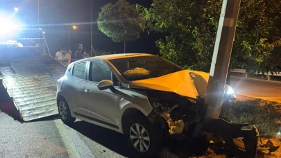 Otomobil Aydınlatma Direğine Çarptı Aynı Aileden 4 Yaralı