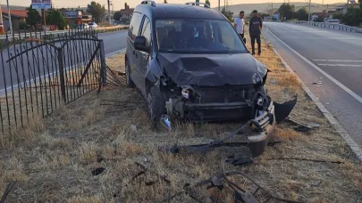Afyonkarahisar'da Ticari Araç Refüje Çarptı: 4 Yaralı