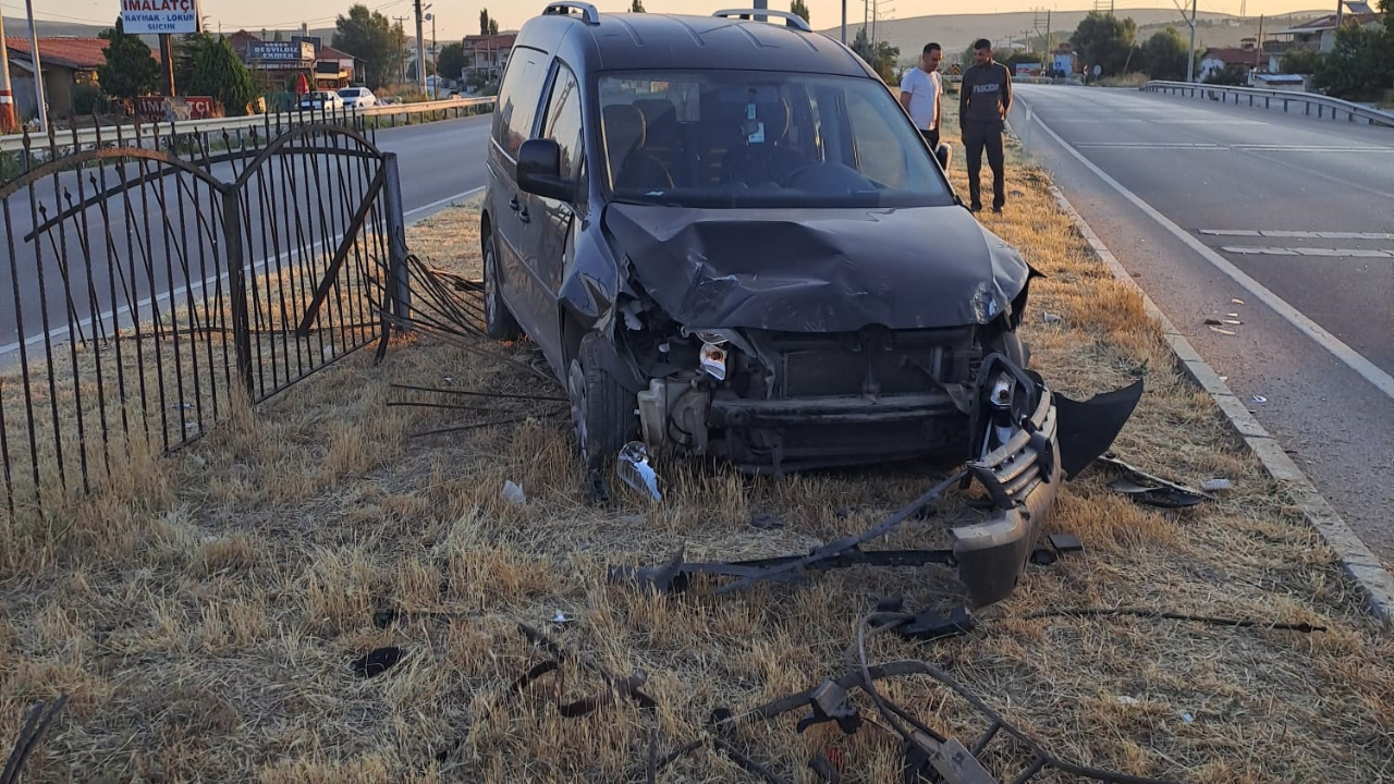 Afyonkarahisar'da Ticari Araç Refüje Çarptı: 4 Yaralı