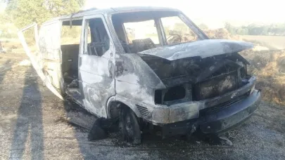 Traktöre yüklenen saman balyaları alev aldı, ticari araç küle döndü