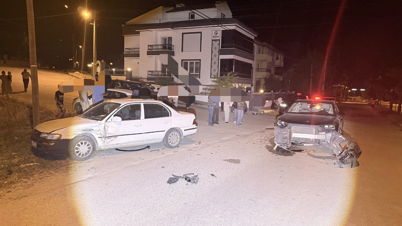 Afyon’da Otomobillerin Çarpıştığı Kazada 3 Kişi Yaralandı