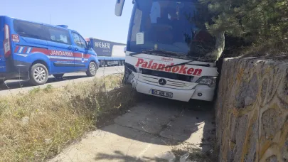 Afyon’da Zincirleme Kazada Yolcu Otobüsü, Tır ve Otomobile Çarptı!