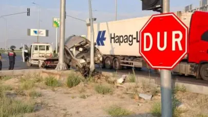 Ticari araç elektrik direğine çarptı: 7 yaralı