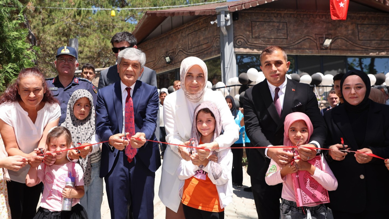 Afyonkarahisar’da Türkiye’nin İlk Engelsiz Kafesi Kızılören’de Açıldı