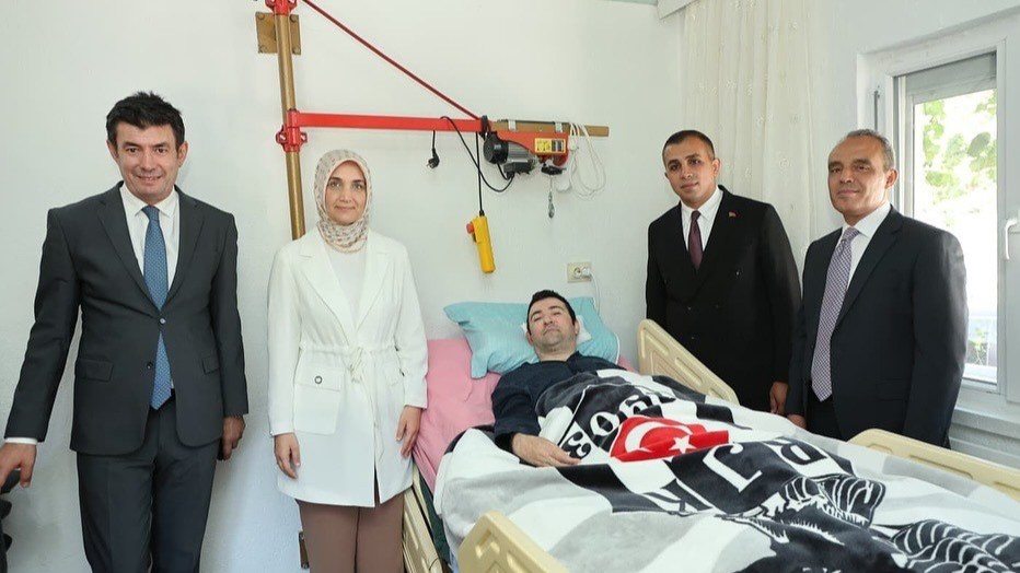 Vali Yiğitbaşı'ndan Yatağa Bağımlı Zafer Altınışık'a Moral Ziyareti