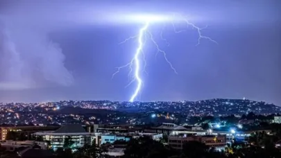 Ağacın Altına Sığınan Adam Yıldırıma Kapıldı