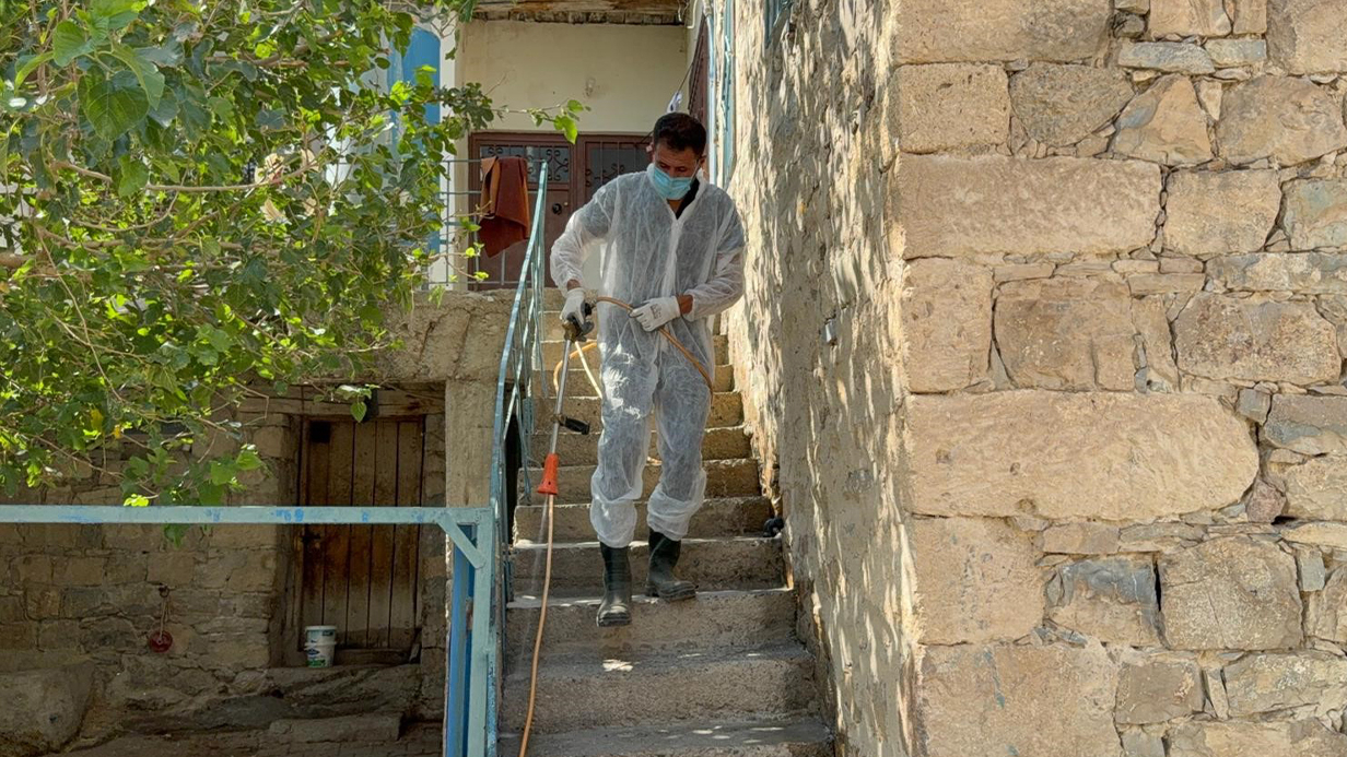 Akreplerin İstila Ettiği Köyde İlaçlama Yapıldı
