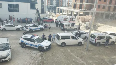 Eşini ve Oğlunu Öldürüp Bileklerini Kesti