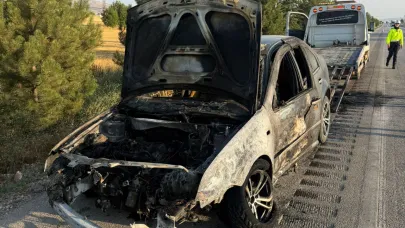 Sandıklı'da Seyir Halindeki Otomobil Yandı