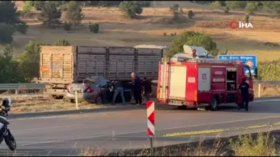 Tır İle Otomobil Çarpıştı: 1 Ölü, 3 Yaralı