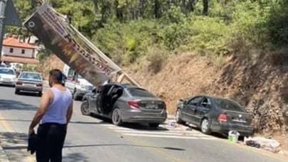 Freni Patlayan Araç Aydınlatma Direğine Çarptı