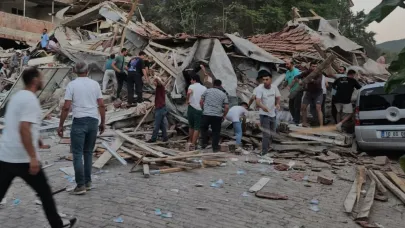 Sındırgı’da Deprem: 10 Bina Yıkıldı, İletişim Kesildi, Köylere Ulaşılamıyor