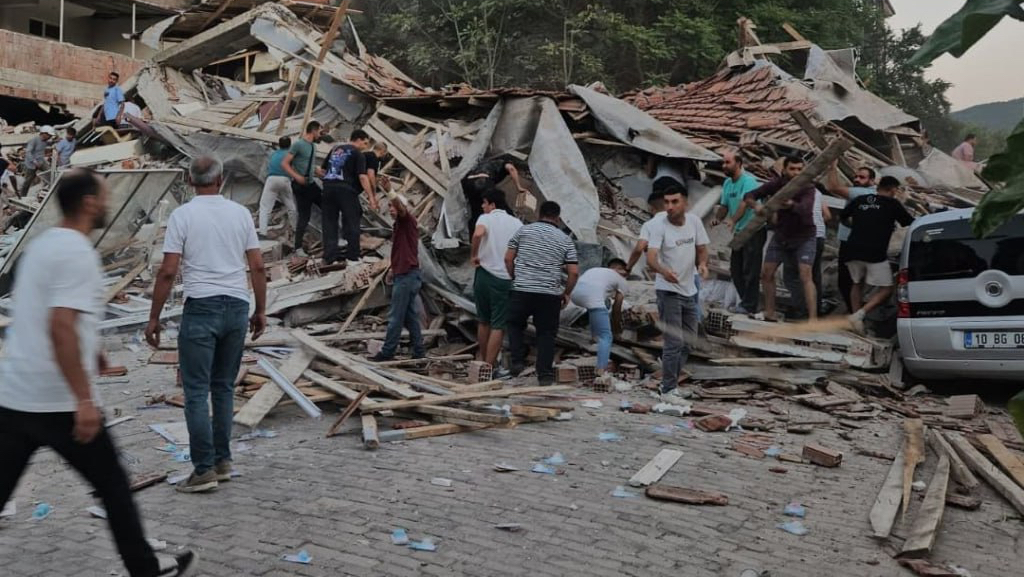 Sındırgı’da Deprem: 10 Bina Yıkıldı, İletişim Kesildi, Köylere Ulaşılamıyor