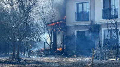 Çanakkale’de Ormanlık Alana Sıçrayan Yangında Villalar Yandı