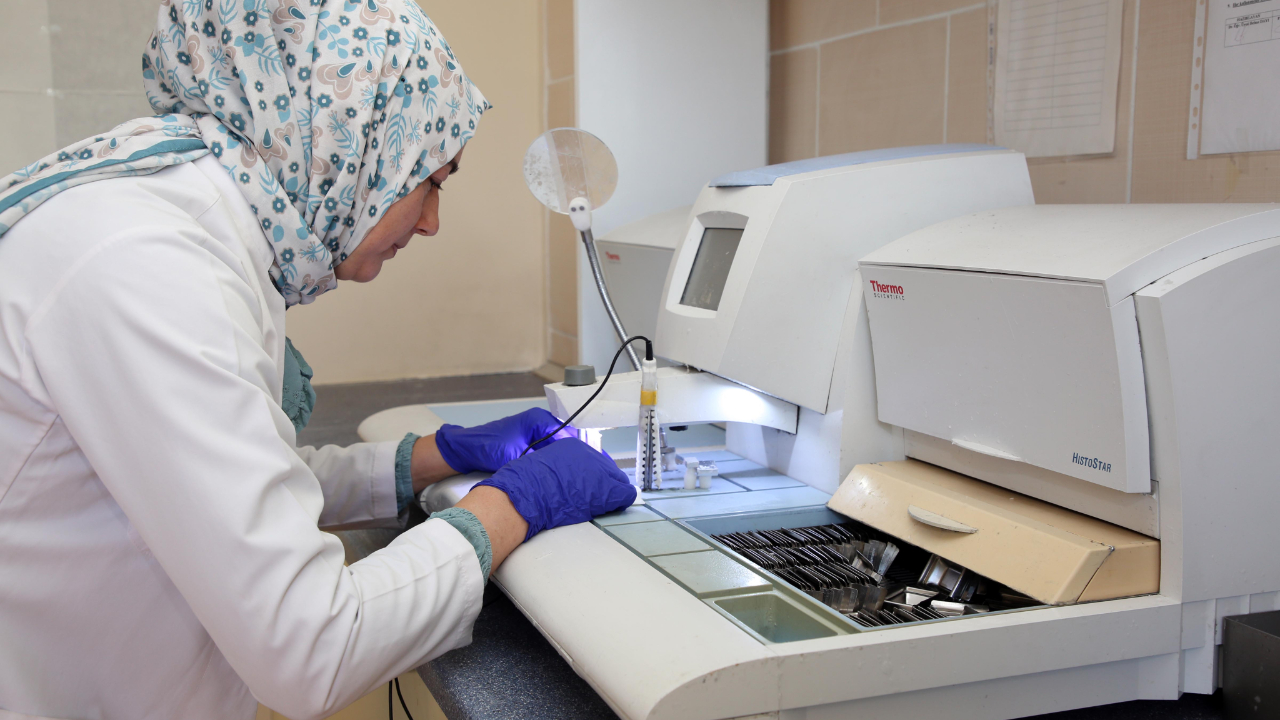 AKÜ Veteriner Fakültesi Laboratuvarı, Türkiye Geneline Hizmet Veriyor