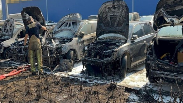 AVM otoparkında yangın: 7 araç kül oldu!