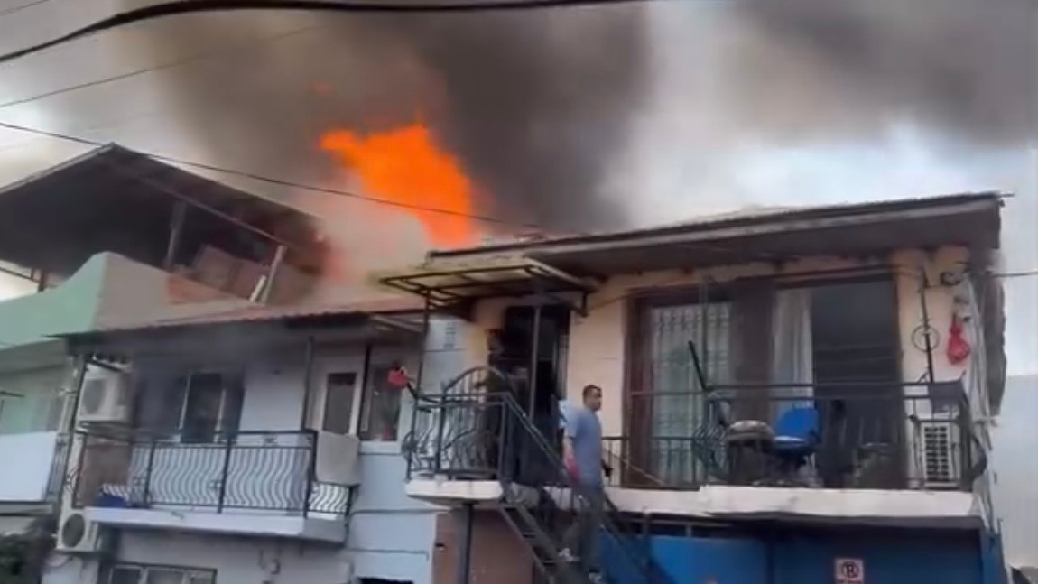 Konak’ta Hurdalık Yangını Evleri Küle Çevirdi