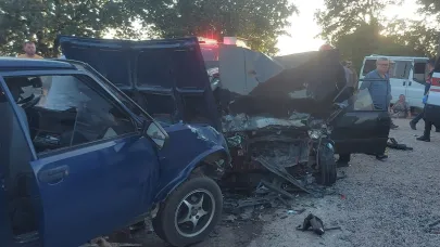 İki Otomobil Kafa Kafaya Çarpıştı: 1 Ölü, 3 Ağır Yaralı