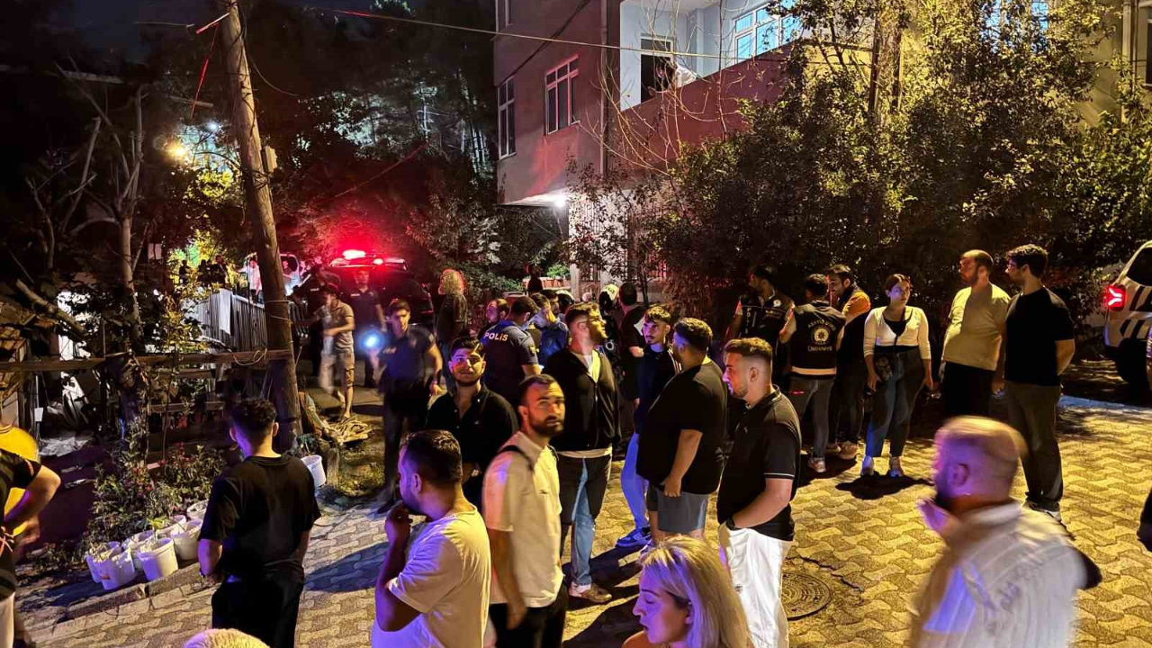 Sokak Ortasında Vahşet Satırla Boğazı Kesilerek Öldürüldü