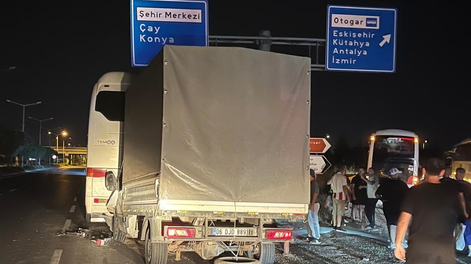 Afyon'da Kamyonet Yolcu Otobüsüne Çarptı 7 Kişi Yaralandı