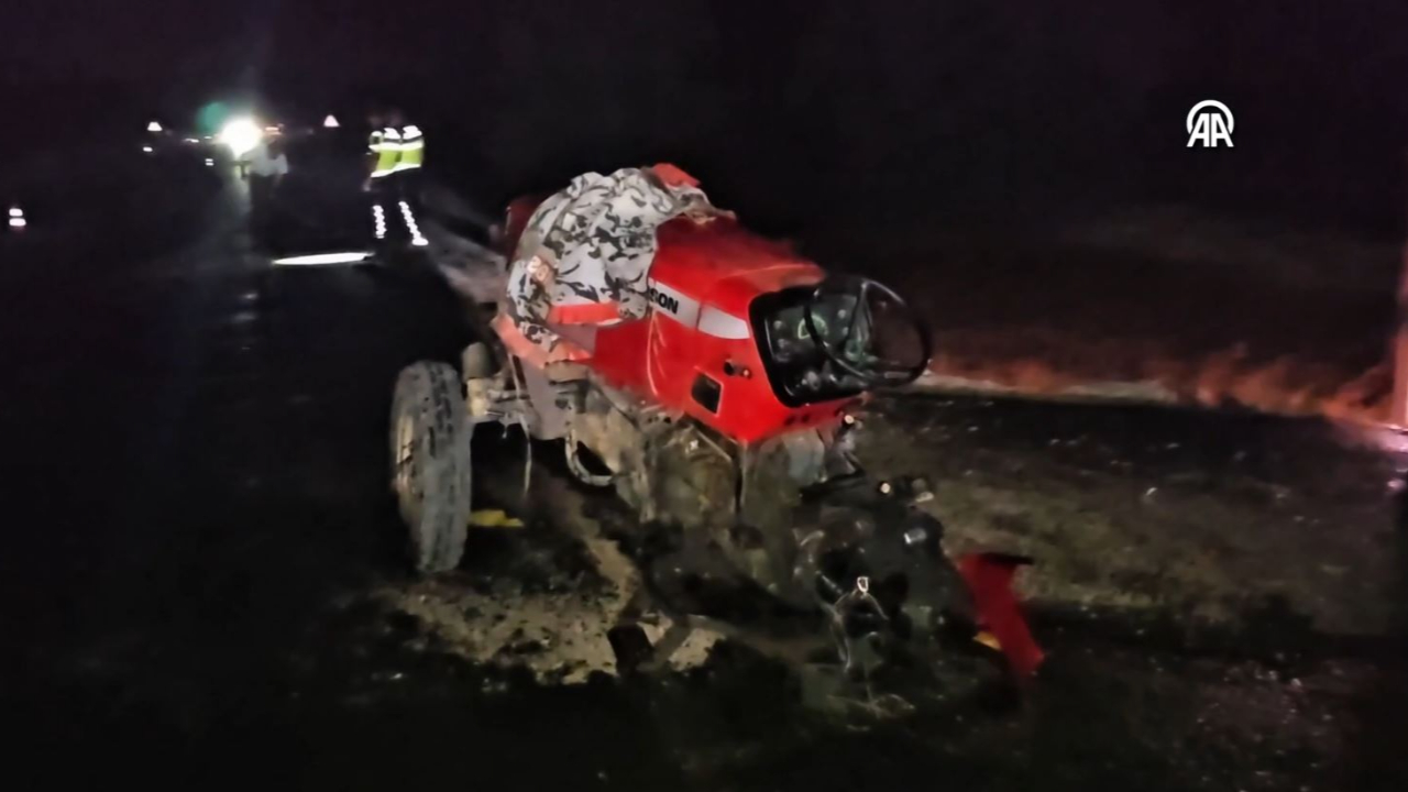 Otomobille Traktör Çarpıştı, Biri Bebek, Biri Çocuk 5 Kişi Yaralandı