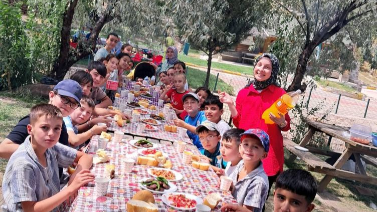 Çankaya Muhtarı Ahmet Alan’dan Öğrencilere Örnek Davranış