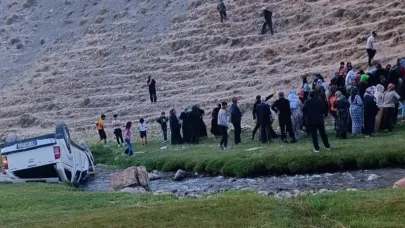 Faciadan Dönüldü! Kamyonet Uçuruma Yuvarlandı: 6 Yaralı