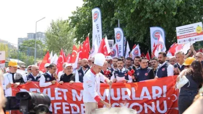 Memurlar Bakanlık Önünde Taş Kaynatarak Zam Teklifini Protesto Etti