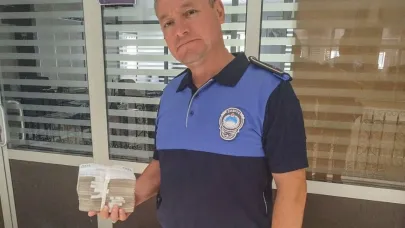 Afyon’da Yolda 100 Bin TL’yi Bulan Duyarlı Vatandaş, Parayı Zabıtaya Teslim Etti