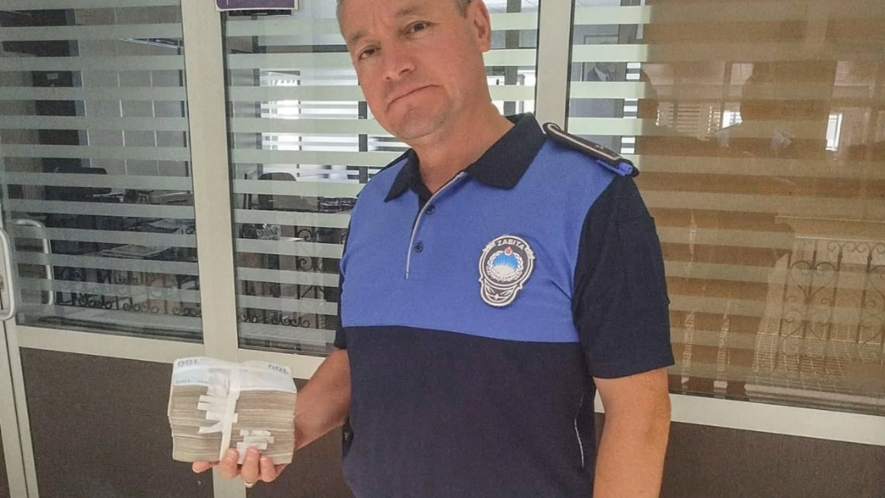 Afyon’da Yolda 100 Bin TL’yi Bulan Duyarlı Vatandaş, Parayı Zabıtaya Teslim Etti