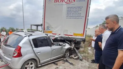 Halindeki Römorka Çarpan Otomobilde 2 Kişi Öldü, 2 Yaralı