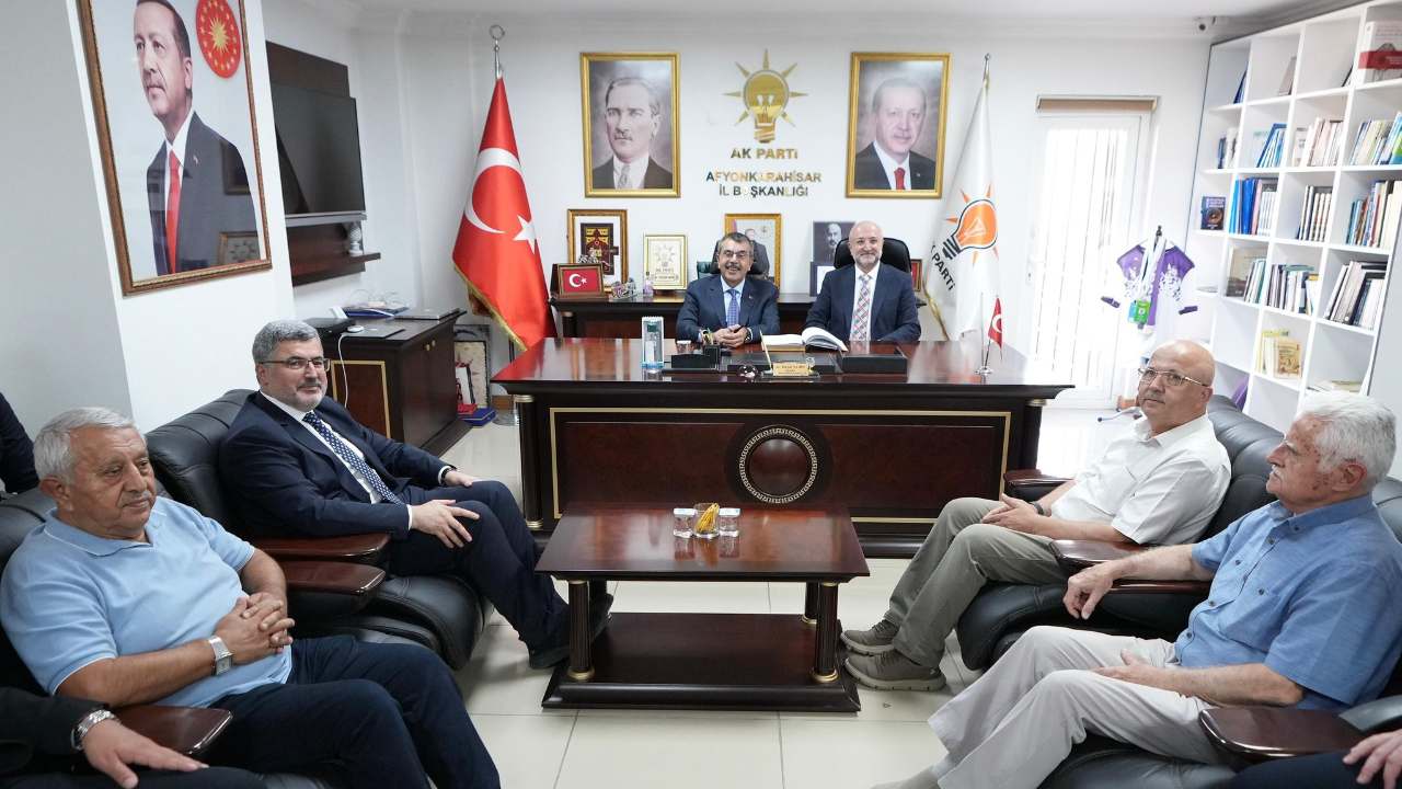 Bakan Yusuf Tekin, AK Parti İl Başkanlığı’nı Ziyaret Etti