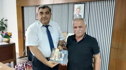 Eğitimci Yazar Şahintepe’den Müdür Sünnetci’ye Anlamlı Hediye
