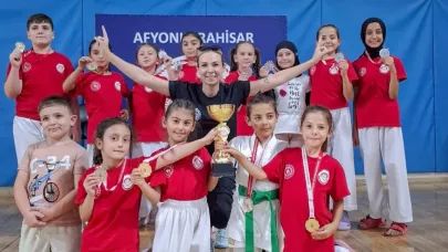 Afyonkarahisar Belediye Yüntaş Karate Takımı Zafer Kupası’ndan Madalyalarla Döndü