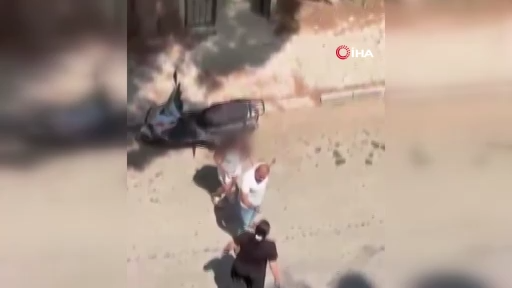 Kızını Bıçakla Kovaladı, O Anlar Kamerada