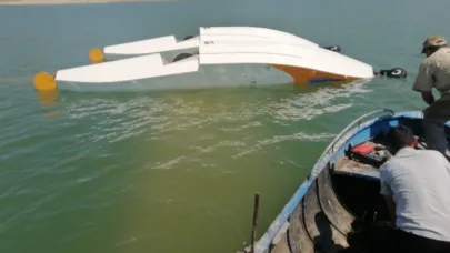 Eğitim Uçağı Karacaören Barajı'nda Kırıma Uğradı: 2 Pilot Kurtarıldı