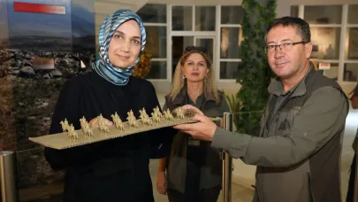 Vali Yiğitbaşı, Yenilenen İstiklal Tanıtım Merkezini İnceledi