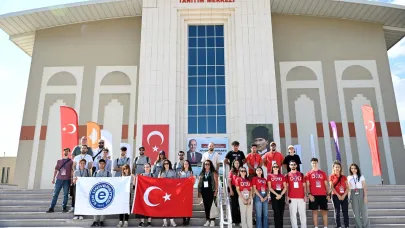 Kocatepe Zafer Yürüyüşü'ne Üniversitelerden Yoğun Katılım: Öğrenciler Tarihe Dokundu