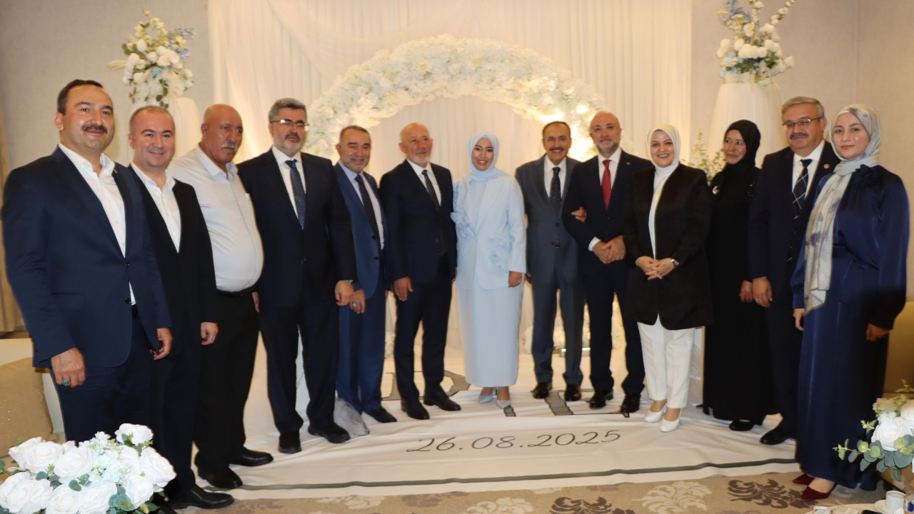 Milletvekili Eroğlu ve AK Parti Heyeti  İl Kadın Kolları Başkanı  Çengel’in Nişan Törenine Katıldı