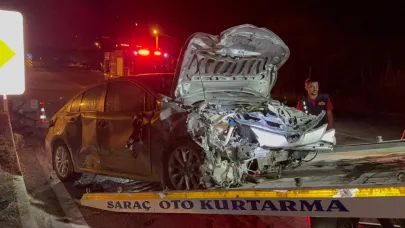 Otomobillerin Çarpıştığı Kazada 1 Kişi Öldü, 2 Kişi Yaralandı