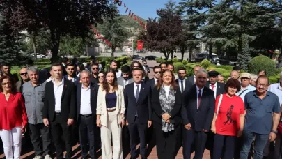 CHP Heyeti 30 Ağustos ‘ta Atatürk Anıtı'na Çelenk Sundu