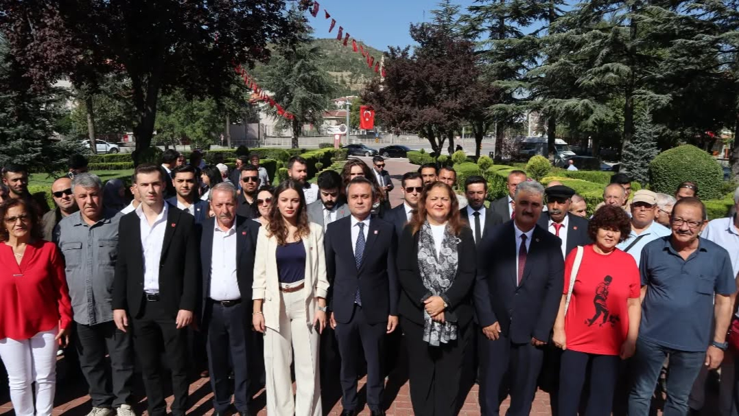 CHP Heyeti 30 Ağustos ‘ta Atatürk Anıtı'na Çelenk Sundu