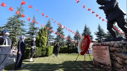 Vali Yiğitbaşı Atatürk Anıtına Çelenk Sundu