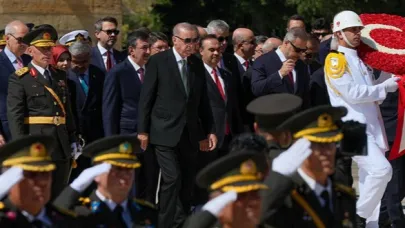 Cumhurbaşkanı Erdoğan ve Devlet Erkanı Anıtkabir'i Ziyaret Etti